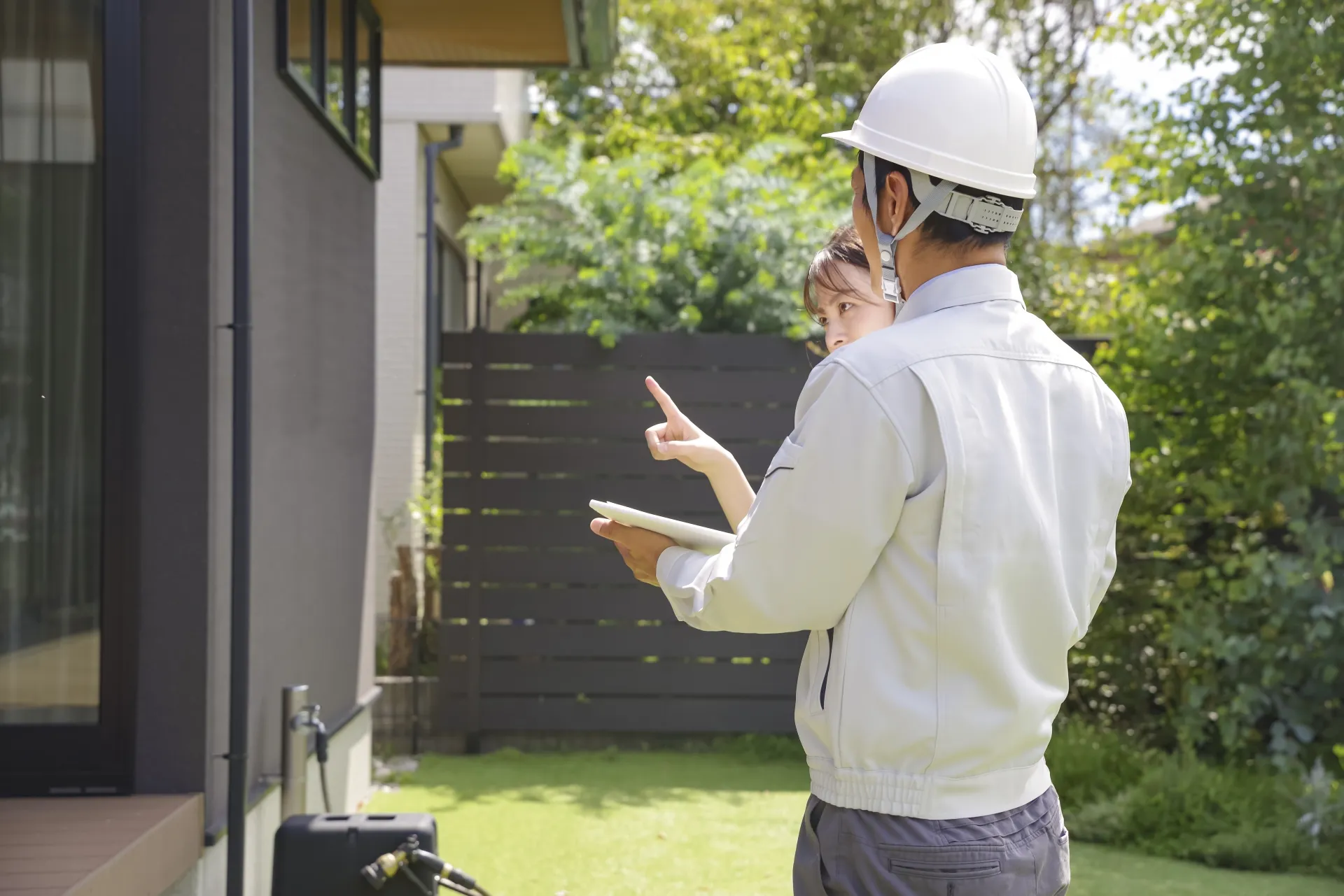 建物の状態に合わせた最適な施工を提案している様子